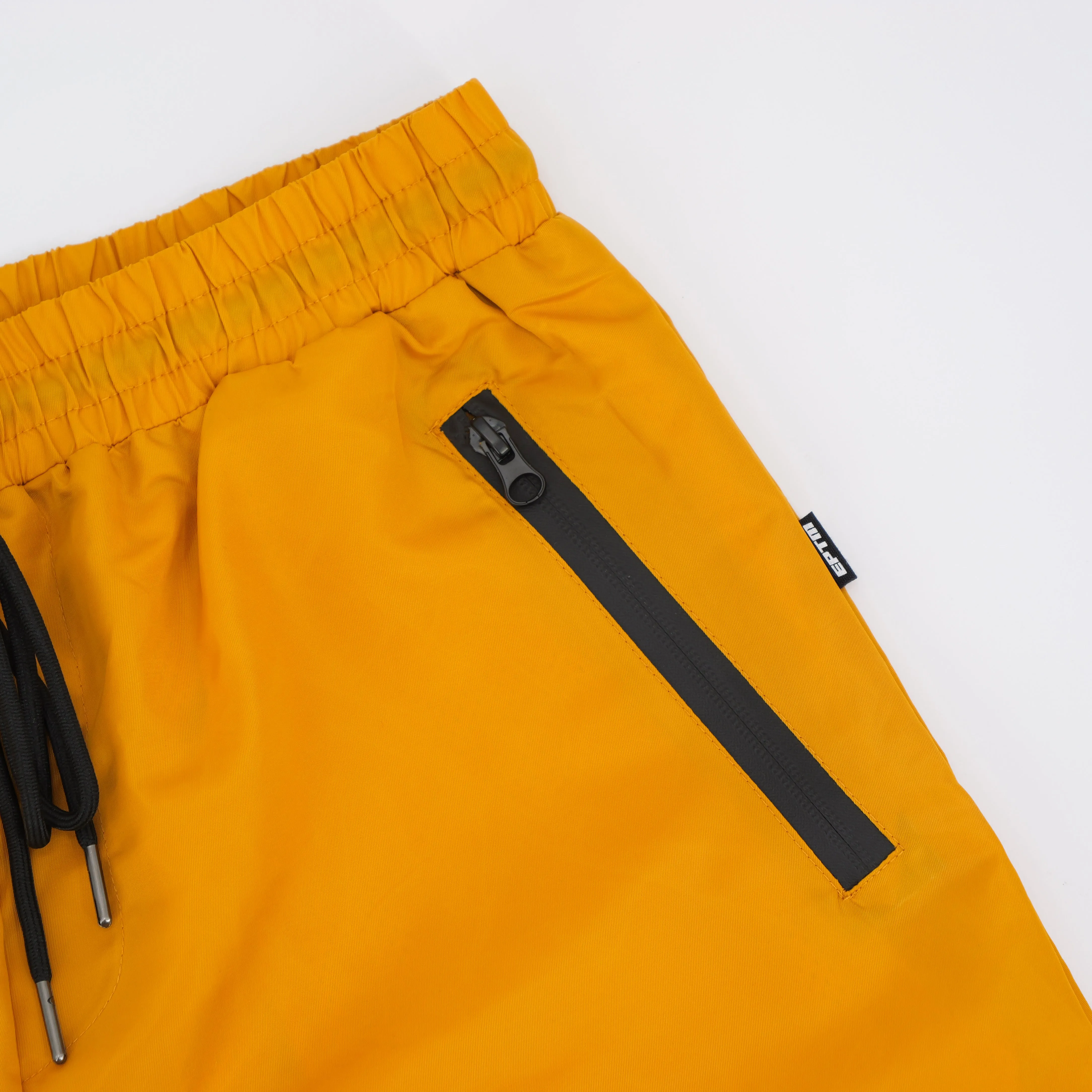 RUNNER SHORTS MUSTARD